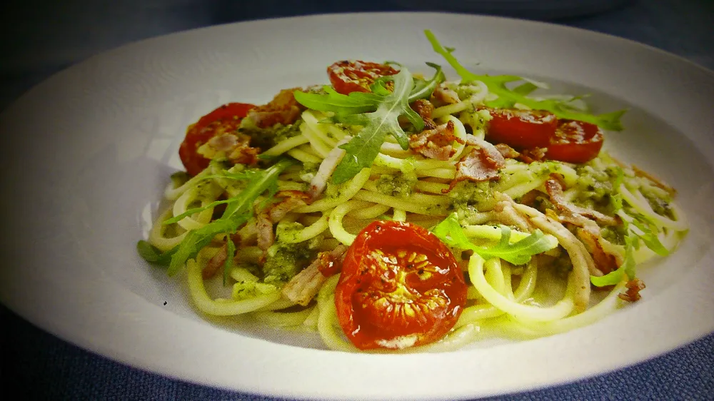 Pâtes faciles au pesto, roquette et bacon