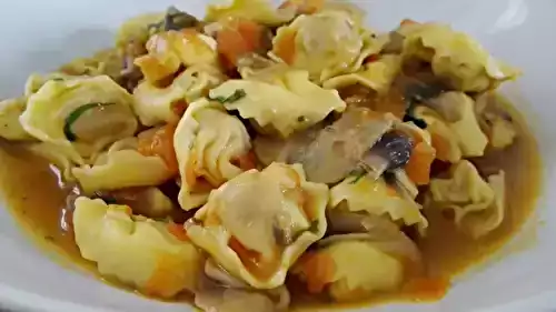 Pâtes fourrées au jambon dans leur bouillon de légumes