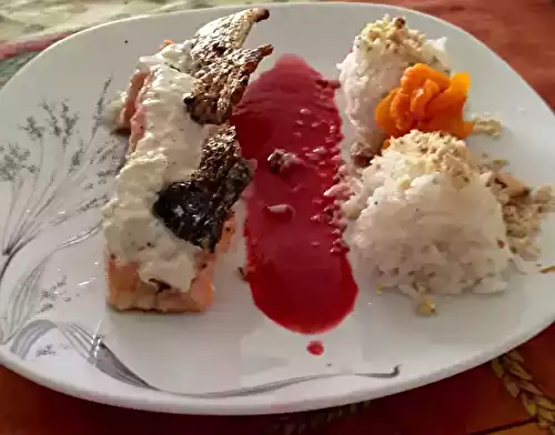 Pavés de saumon noix de coco et vanille, coulis de framboise, makis de riz croustillant et carottes au sucre
