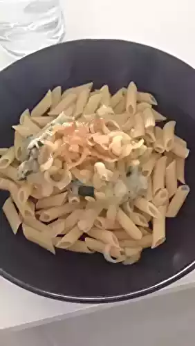 Penne à la crème de courgettes et aux oignons caramélisés