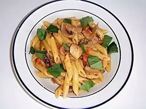 Penne à la fondue de champignons, tomates fraîches et basilic