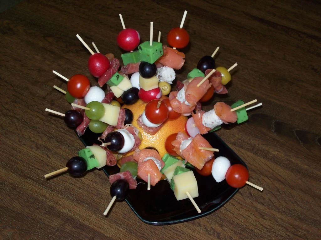 Petites brochettes colorées pour l'apéritif
