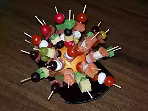 Petites brochettes colorées pour l'apéritif