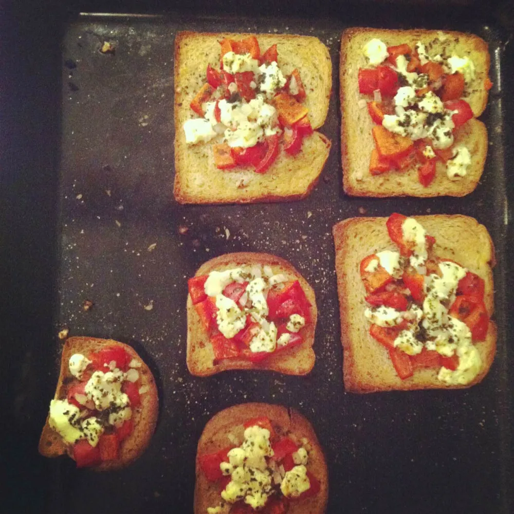 Petites tartines d'été en poivronnade et fromage de chèvre