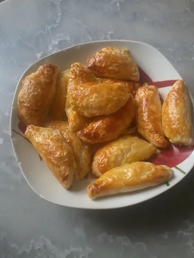 Petits chaussons à la compotée d'oignons