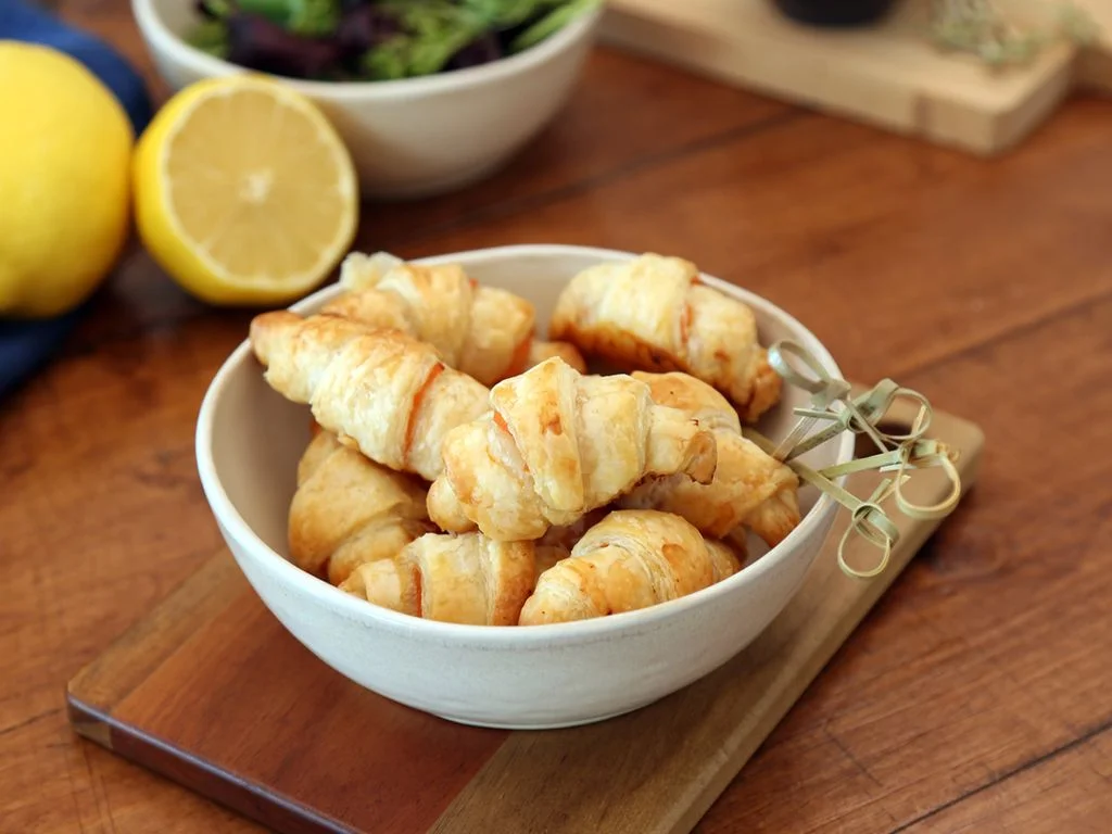 Petits croissants au saumon fumé (toast apéritif)