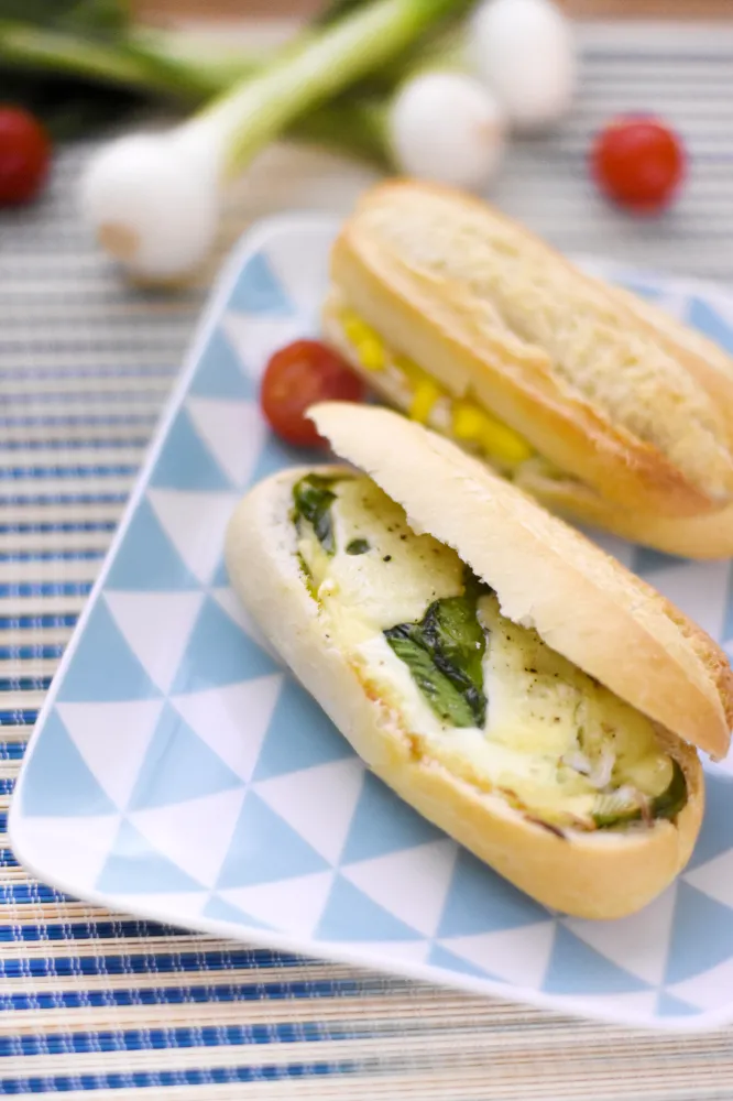 Petits pains farcis aux oeufs fromage cebettes et tomates cerise