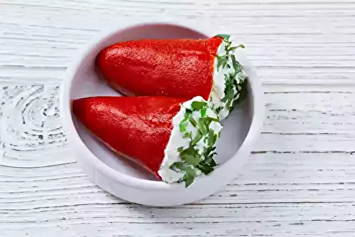 Piquillos farcis à la Rillette de maquereaux grillés et brousse de brebis aux herbes, salade de fenouil croquant au citron et poivre long de Java