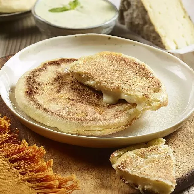 Pitas à la Tomme de Savoie IGP et condiment épicé