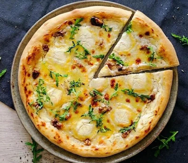 Pizza au chèvre et miel maison : recette facile et gourmande