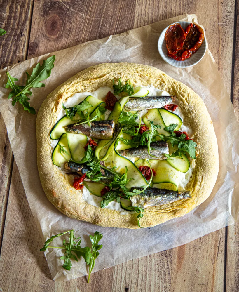 Pizza bianca à la stracciatella, courgettes et sardines