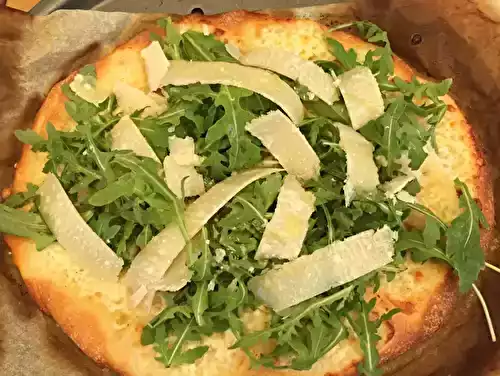 Pizza blanche à la roquette et au parmesan