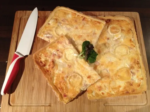 Pizza blanche à ma façon, lardons et fromages