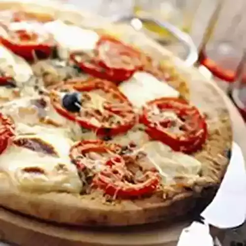 Pizza grecque façon Saganaki (coeurs d'artichaut, tomates et féta)