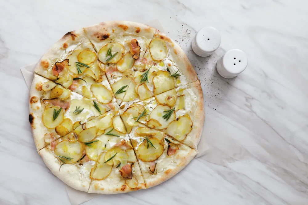 Pizza pomme de terre, fromage de brebis, lard