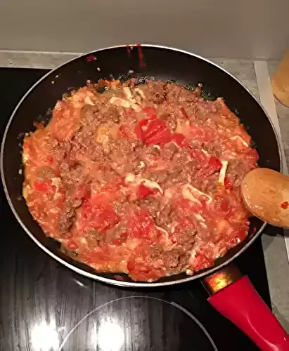 Poêlée du bas de la lande : tomate, chèvre et steak haché