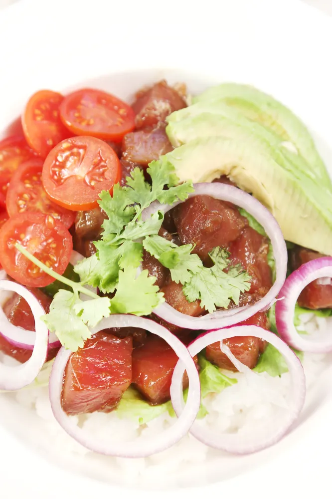 Poke bowl avocat et thon mariné