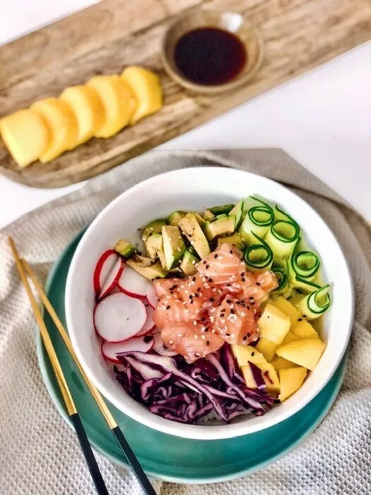 Poke Bowl coloré au saumon et petits légumes croquants