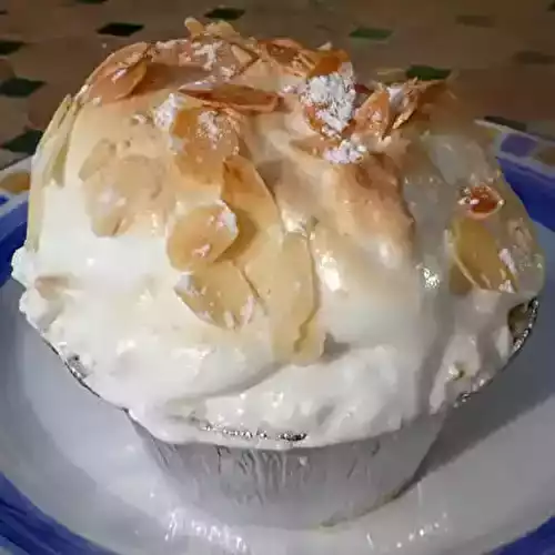 Polonaise : baba, crème pâtissière, fruits confits et meringue