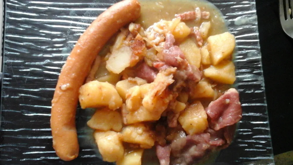 Pommes de terre au lard et aux saucisses fumées