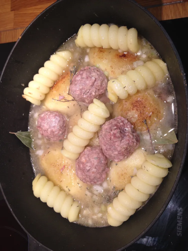 Pommes de terre farcies mijotées