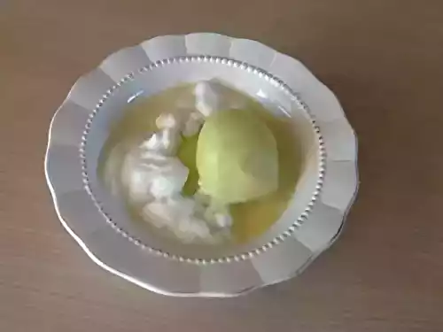 Pommes sur île flottante