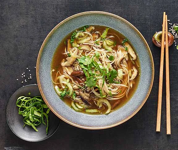 Potage asiatique aux nouilles, porc et crevettes