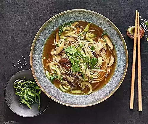 Potage asiatique aux nouilles, porc et crevettes