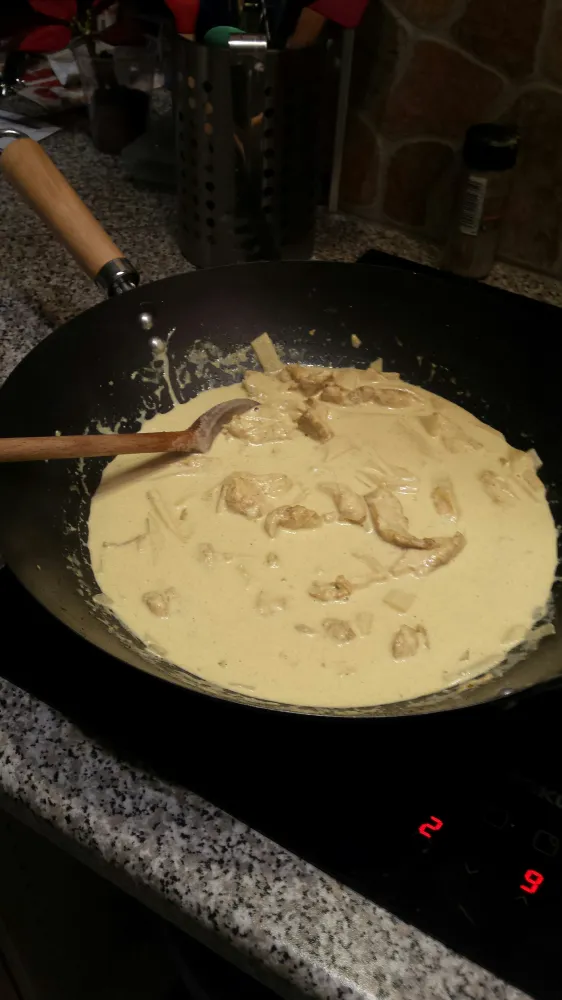 Poulet aux pousses de bambou et lait de coco