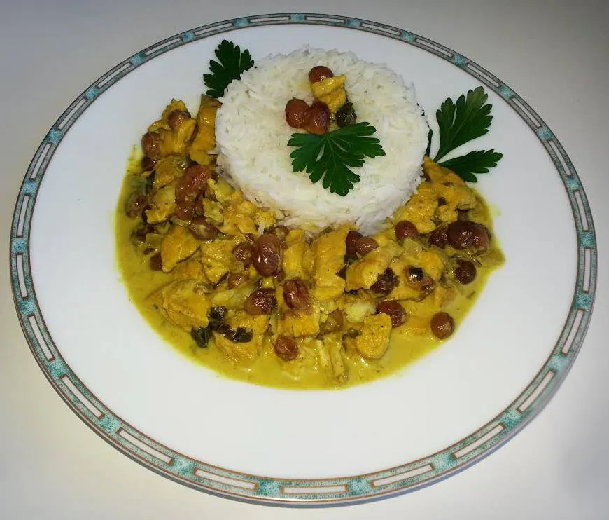 Poulet curry, crème fraîche et raisins