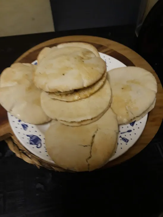 Poulet mariné en sandwich frais au pain pita