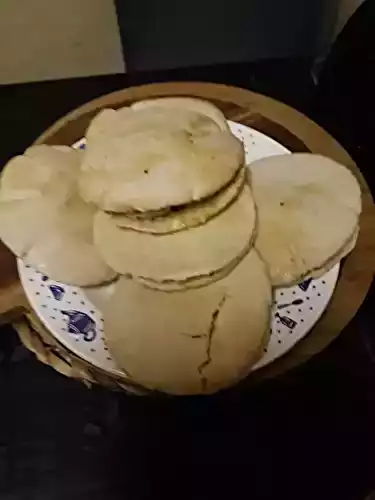 Poulet mariné en sandwich frais au pain pita