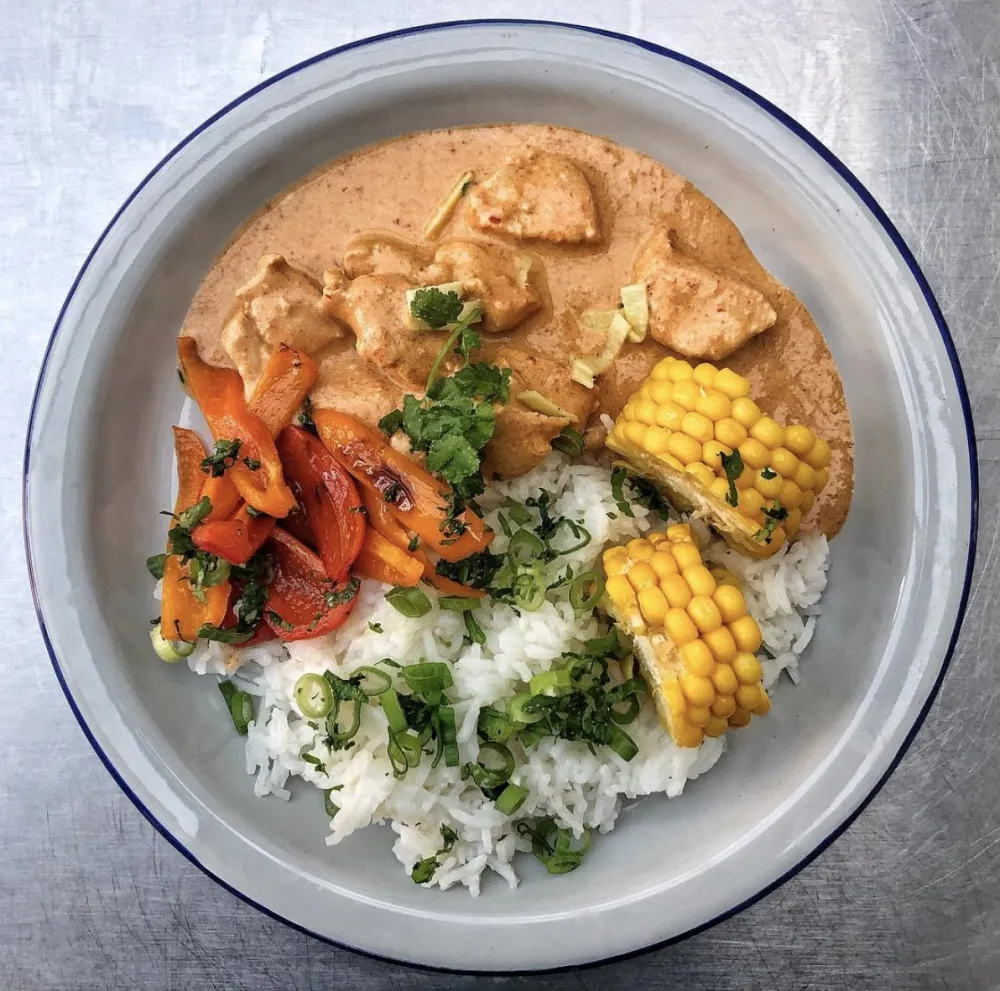 Poulet Matsaman poivrons confits et riz au four