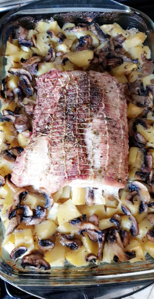 Poulet rôti aux pommes de terres et aux tomates