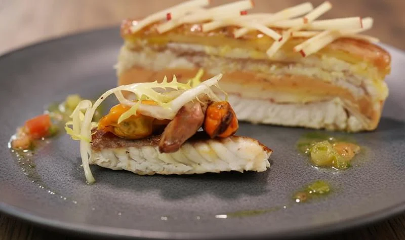 Pressé d'anguilles fumées, foie gras, pommes et piment d'Espelette