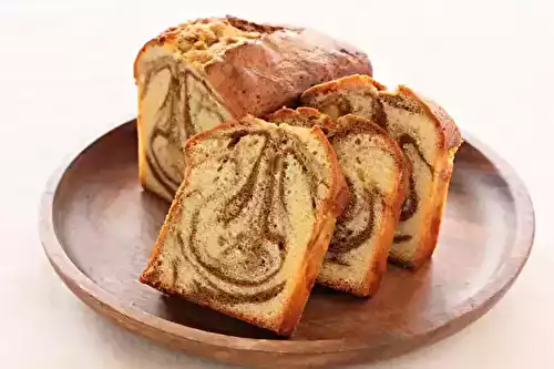 Quatre-quarts marbré au café