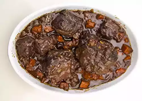 Queue de boeuf confite au vin rouge