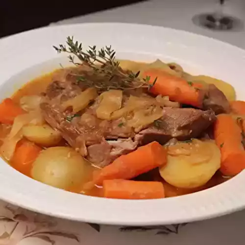 Ragoût au porc, carottes, pommes de terre et pruneaux