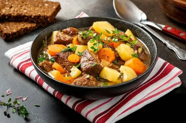 Ragout d'agneau aux pommes de terre et carottes