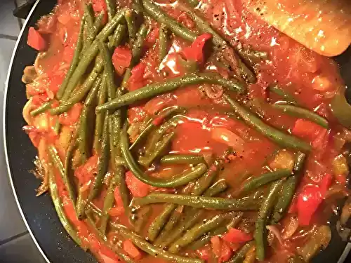 Ragoût de haricots verts aux tomates et aux oignons