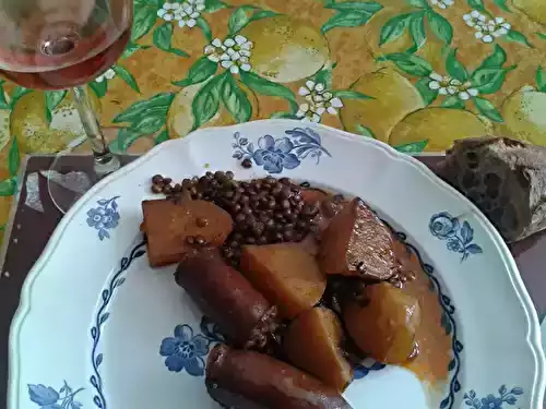 Ragoût de lentilles en sauce et saucisses
