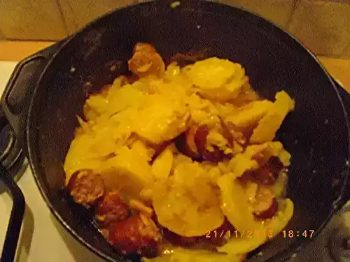 Ragoût de pomme de terre aux saucisses fumées et vin blanc