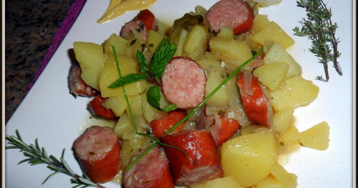 Ragoût de pommes de terre avec des saucisses fumées