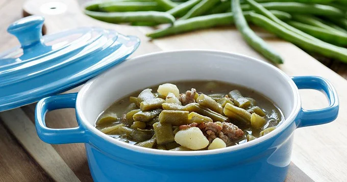 Ragoût de poulet aux haricots verts et vin rouge