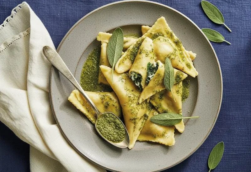 Ravioli épinards et ricotta, coulis d’épinard et huile de sauge