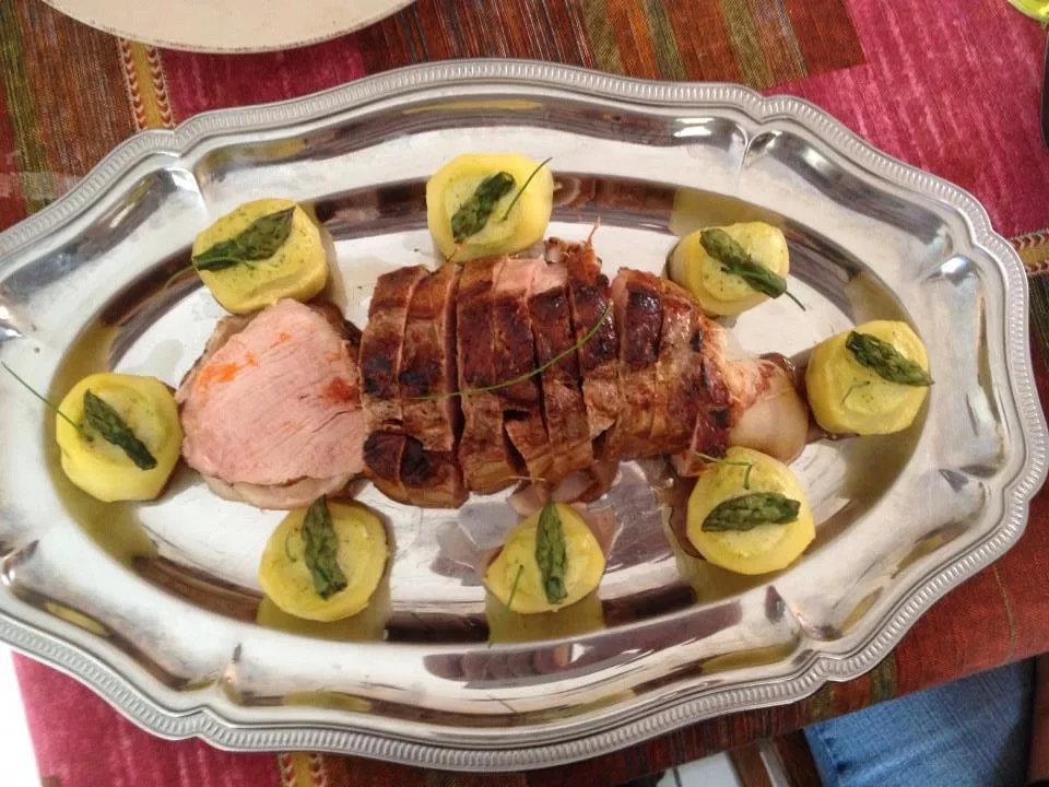 Rôti de veau au chorizo et makis de pommes de terre au velouté d'asperges vertes