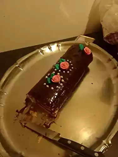 Roulé à la framboise avec nappage au chocolat