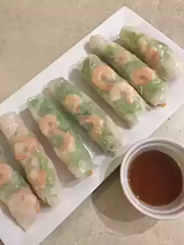 Rouleaux de printemps et sauce