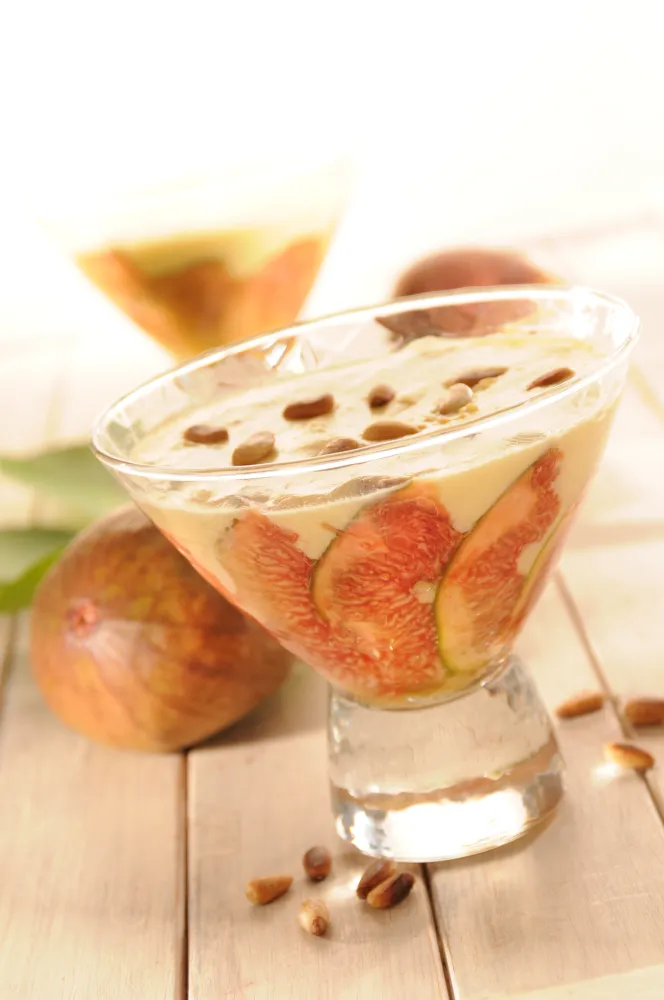 Sabayon aux figues, miel, muscat et pignons