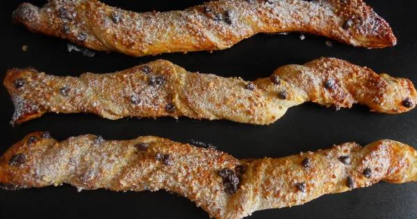 Sacristains amandes, éclats de praline et pépites de chocolat